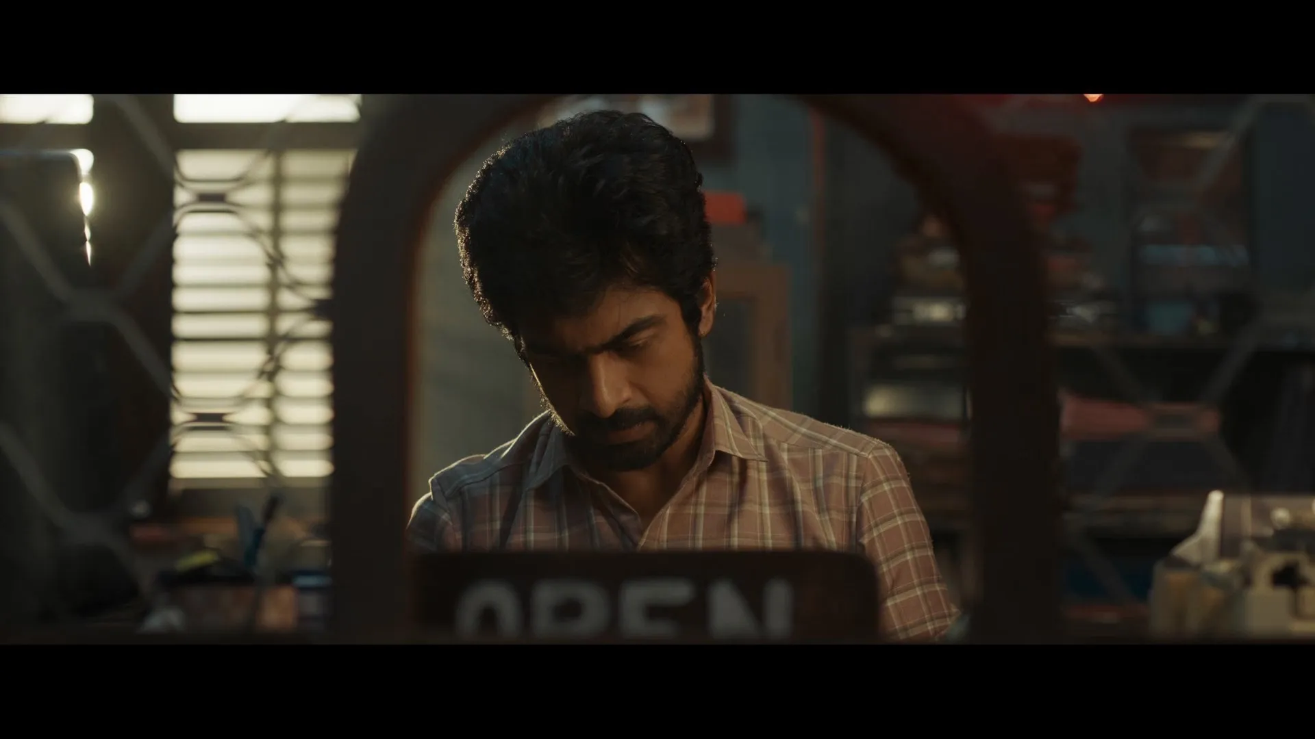 Con City 2026 Hindi – Tamil Dual Audio WEB-DL 720p – 480p – 1080p screenshot 2