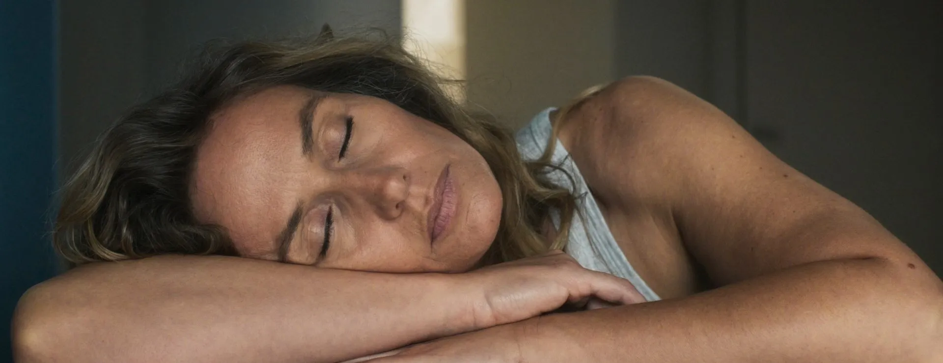 Dalloway aka The Residence 2025 Hindi – French Dual Audio WEB-DL 720p – 480p – 1080p screenshot 3