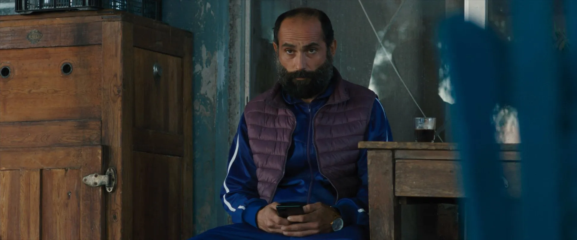 Kota aka Hen 2026 Hindi – Greek Dual Audio WEB-DL 720p – 480p – 1080p screenshot 2