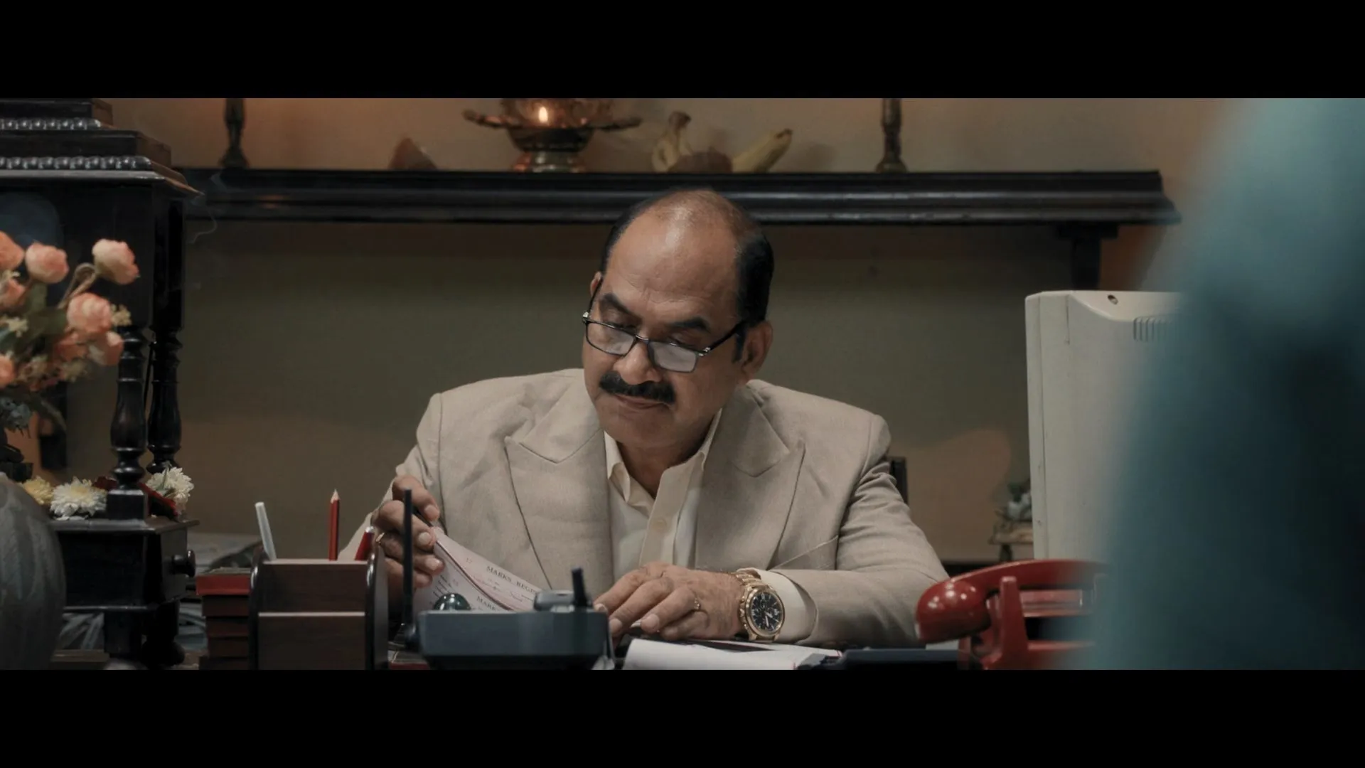 Lucky Baskhar 2024 Hindi – Telugu Dual Audio WEB-DL 720p – 480p – 1080p screenshot 4