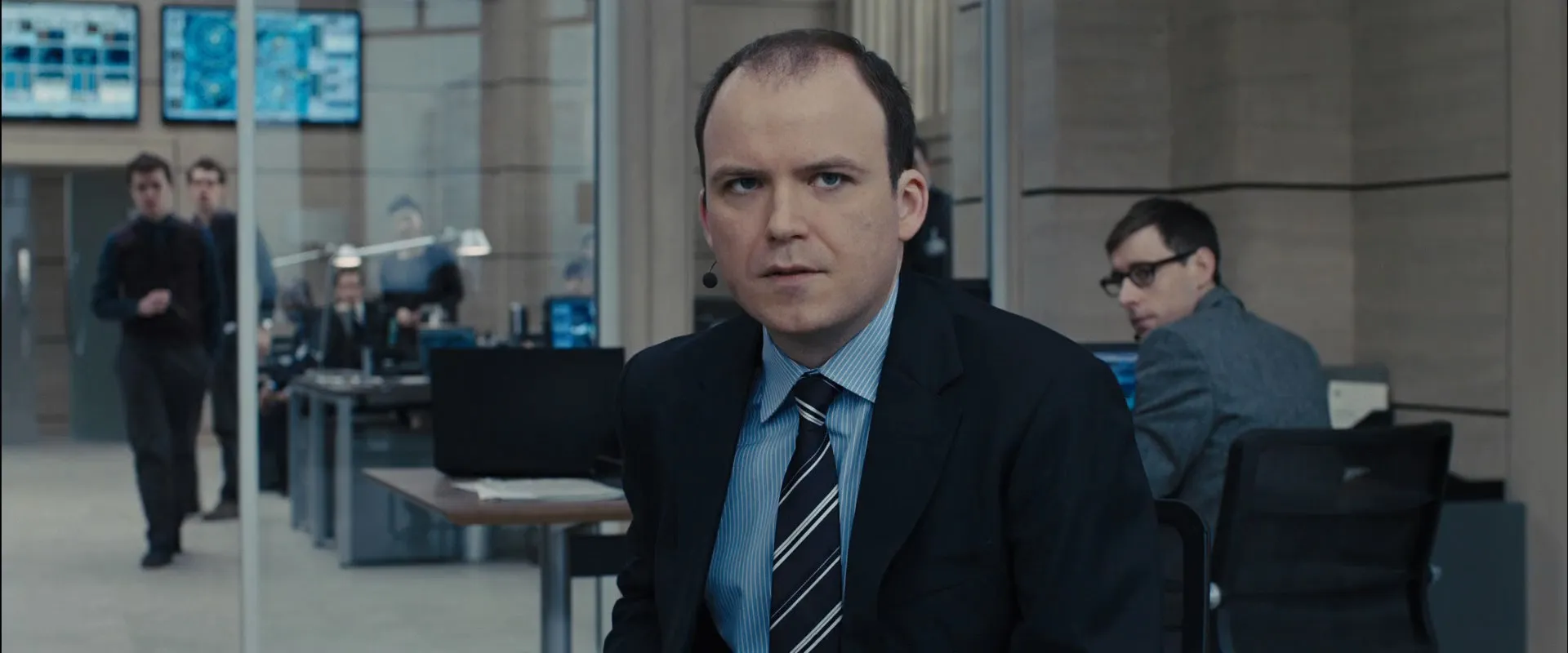 Skyfall: Shooting Bond 2012 Hindi Dual Audio WEB-DL 720p – 480p – 1080p screenshot 5