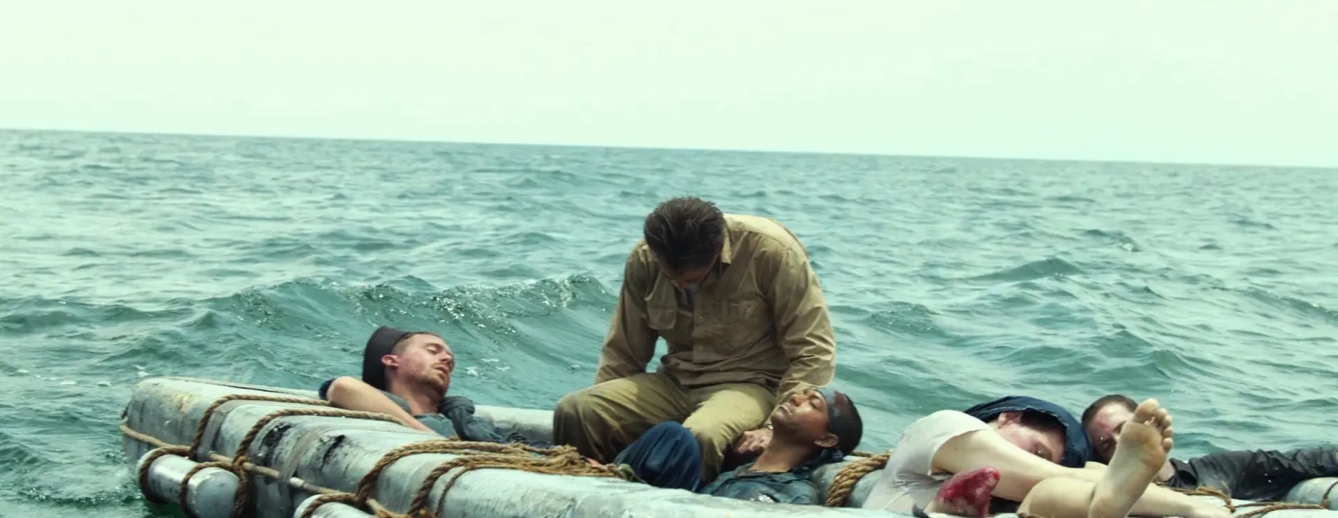 USS Indianapolis: Men of Courage 2016 Hindi – English Dual Audio BluRay 720p – 480p – 1080p screenshot 4