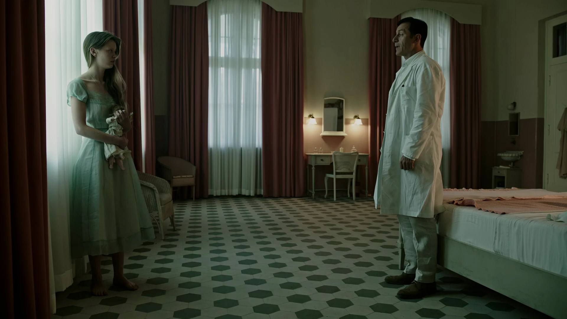 A Cure for Wellness 2016 Hindi Dual Audio WEB-DL 720p – 480p – 1080p screenshot 4