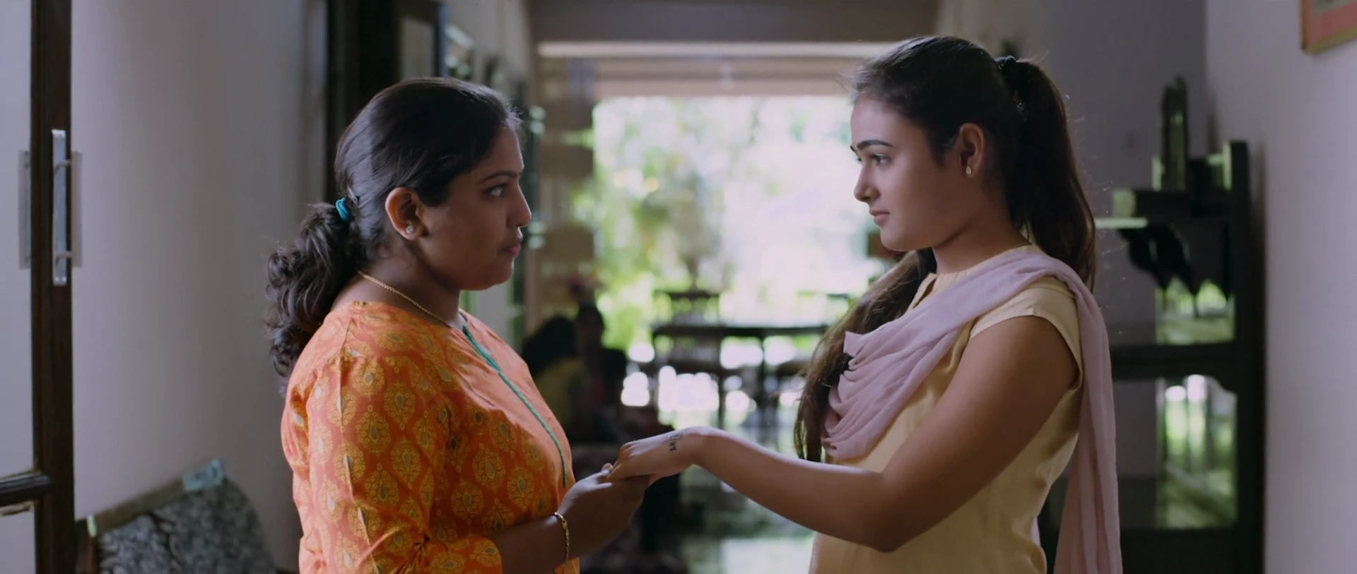 Arjun Reddy 2017 Hindi Dual Audio WEB-DL 720p – 480p – 1080p screenshot 3