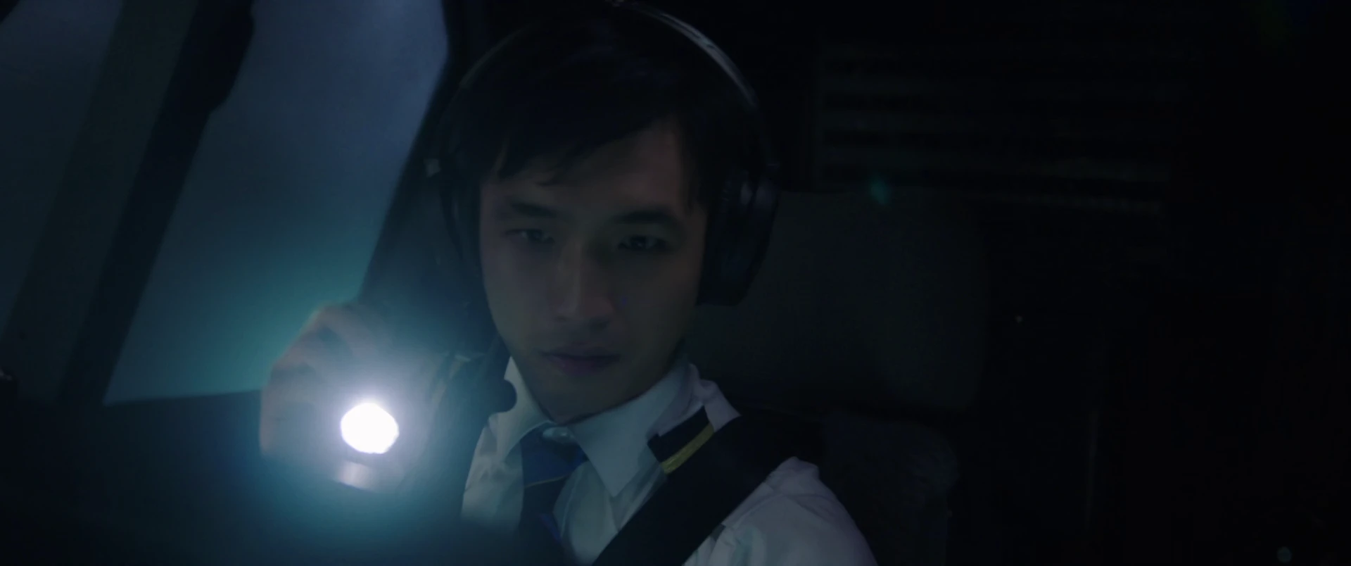 Plane 2023 Hindi Dual Audio WEB-DL 720p – 480p – 1080p screenshot 2