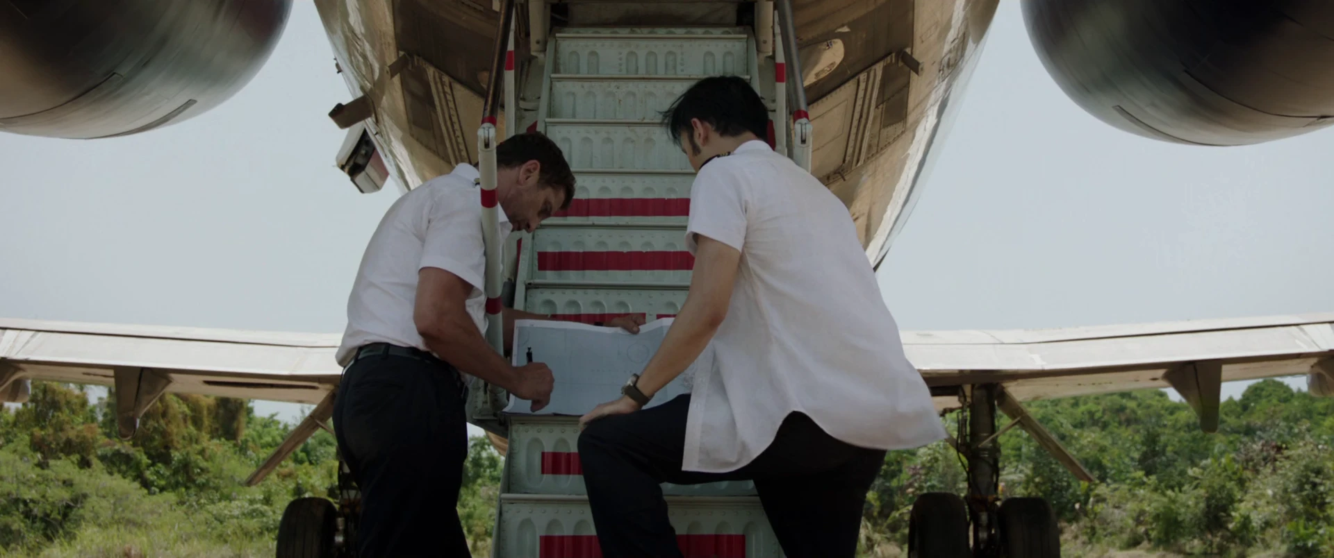 Plane 2023 Hindi Dual Audio WEB-DL 720p – 480p – 1080p screenshot 3